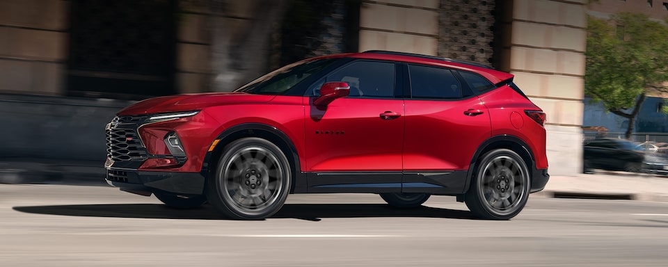 Vista en marcha en la ciudad de la SUV Chevrolet Blazer RS