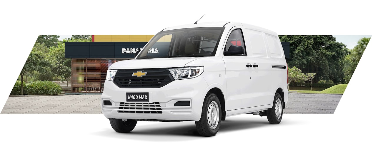 Chevrolet N400 Max blanco estacionado frente a panadería, ideal para reparto urbano