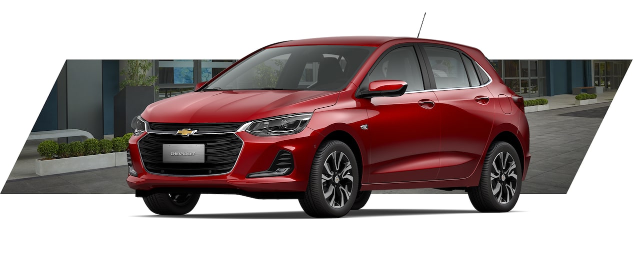 Chevrolet Onix Hatchback rojo, auto compacto moderno ideal para ciudad, vista lateral en entorno urbano