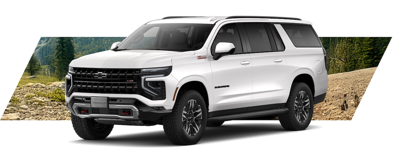 Chevrolet Tahoe Z71 color blanco sobre terreno montañoso, SUV todoterreno de alto rendimiento y diseño imponenteChevrolet Tahoe Z71 color blanco sobre terreno montañoso, SUV todoterreno de alto rendimiento y diseño imponente