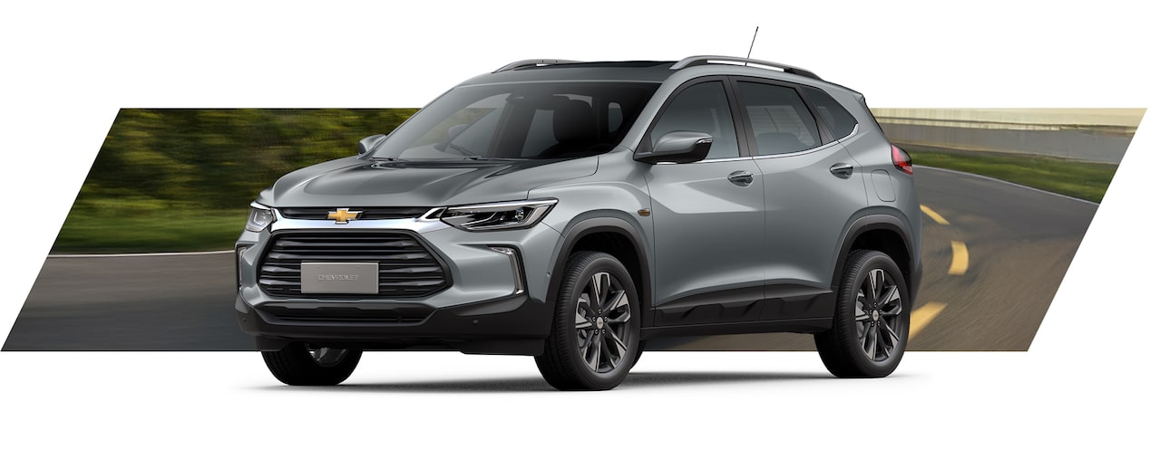 Chevrolet Tracker color gris manejando en carretera, SUV moderno ideal para ciudad y aventuras en carretera