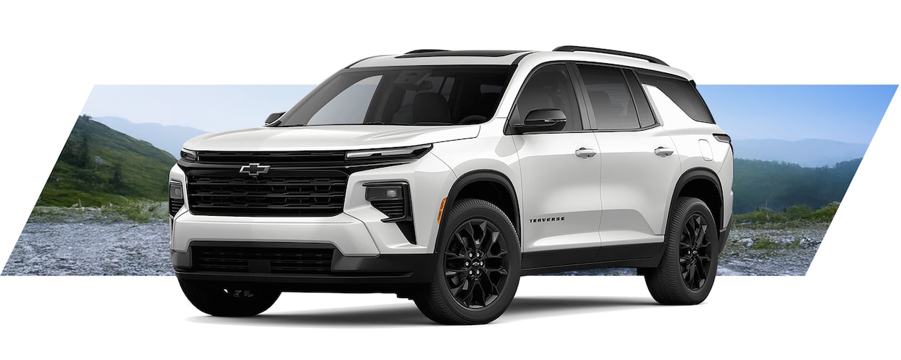 Chevrolet SUV blanco con diseño robusto y moderno, ideal para familias y viajes largos, en entorno natural de montaña